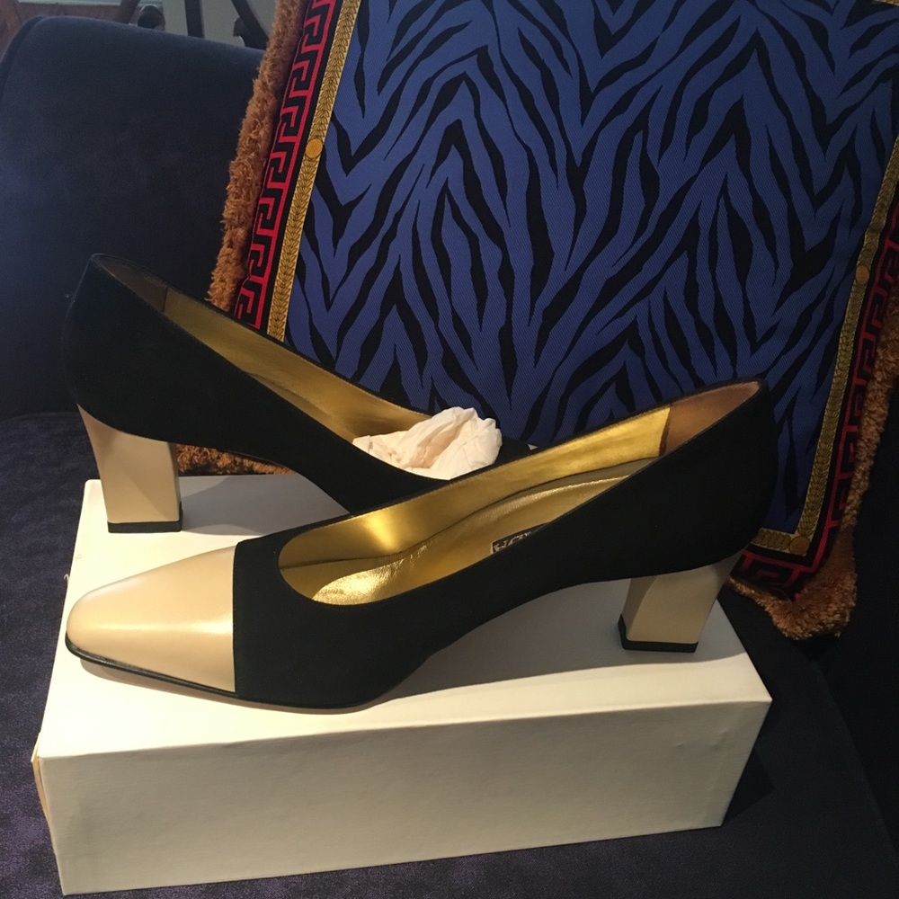 Italian Escada black suede shoe